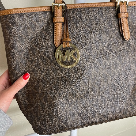 Michael Kors Jet Set Medium Monogram Tote - Picture 10 of 15